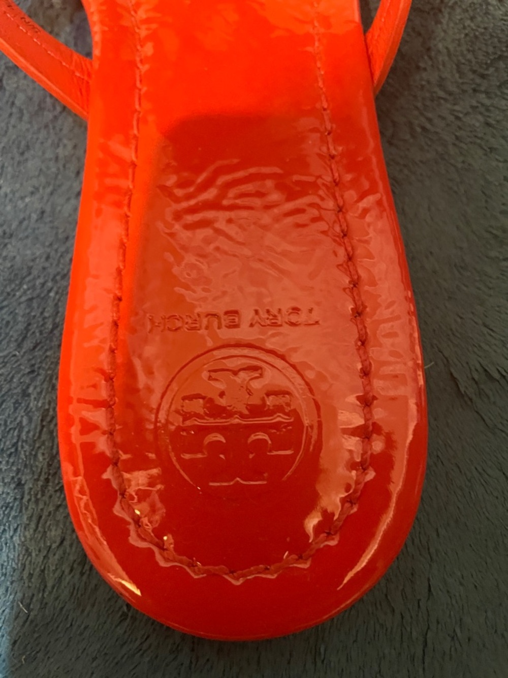 Tory Burch Bright Red Logo Cutout Thong Sandals - Picture 3 of 5